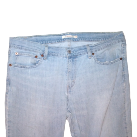Levis Boyfriend Jeans In Lightwash Blue With Diatressing/Small Rips Size 32/14 - Picture 4 of 13